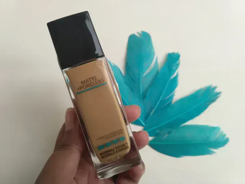 Maybelline Fit Me Foundation fondöten, Bitiş: Matte veya Dewy (seçim), Kapatıcılık: Hafif-orta. Ürün görseli.